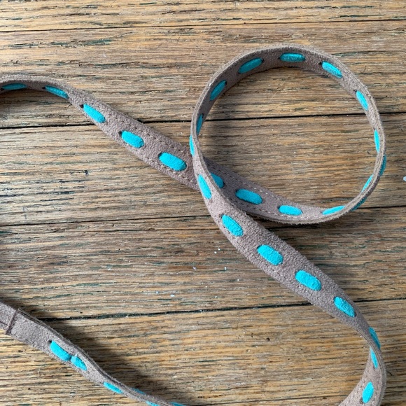 So pretty❤️ 1970’s Suede Tie Belt🦋 Light Tan&Turquoise❤️One Size Fits All 🦋 - Picture 4 of 5